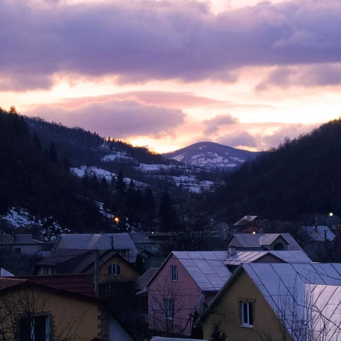 Дикий зруб у Карпатахк— свій еко-будинок у горах