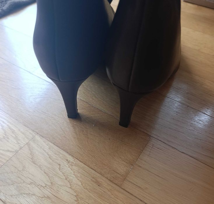 Krótkie kozaki damskie z szerszą cholewką brązowe r 37