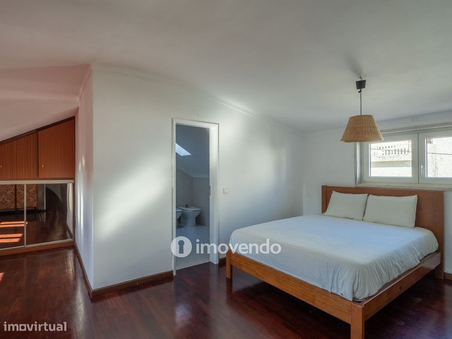 Moradia T6 com jardim, terraço e garagem, em Rio de Mouro