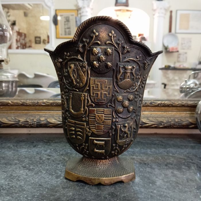 Jarra em bronze alusiva aos descobrimentos