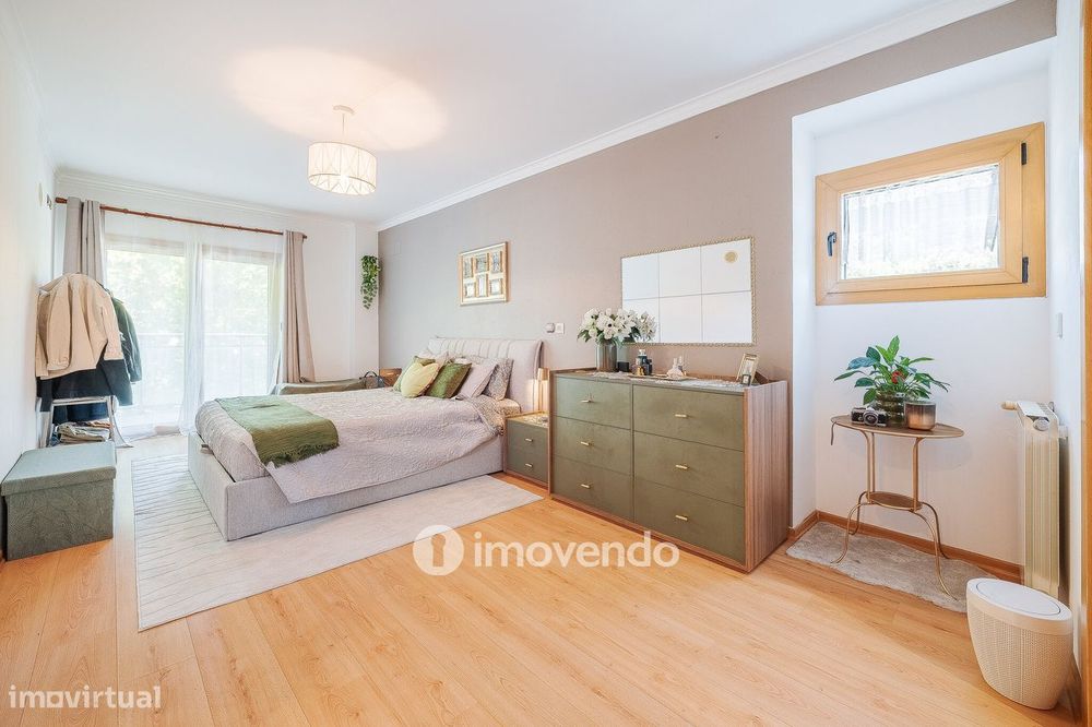 Apartamento T2 moderno, com garagem e varanda enorme, na Malvarosa