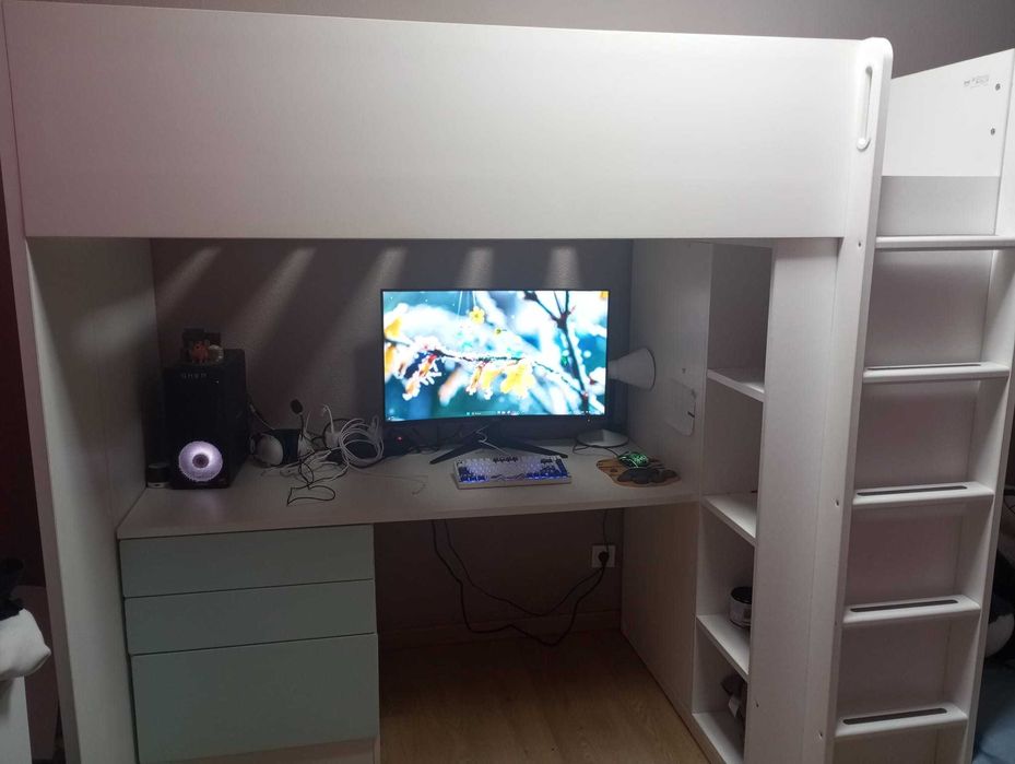 Beliche IKEA com secretária e roupeiro.