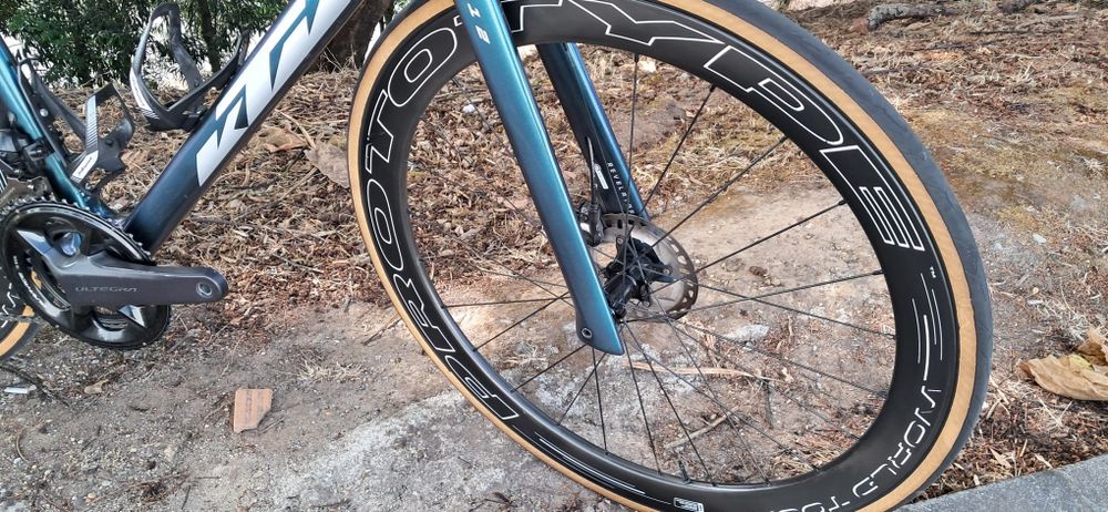 Ktm revelator com ultegra di2 e rodas carbono