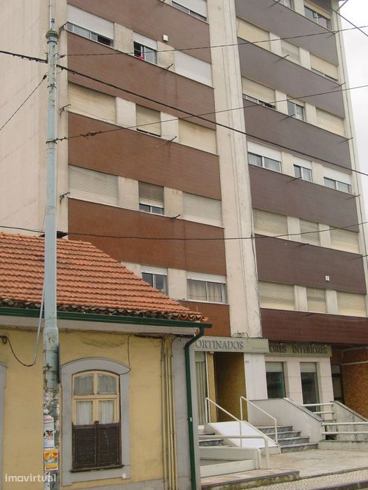 Arrenda-se T2 equipado e parcialmente mobilado na Rua do Brasil