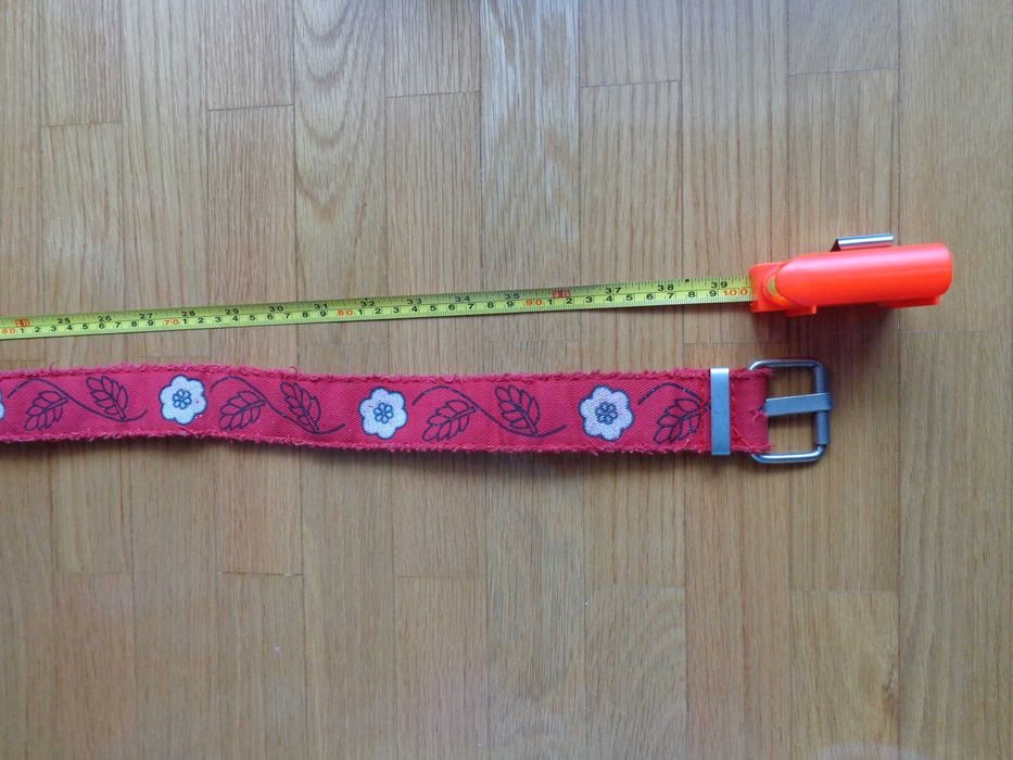 Cinto vermelho com flores