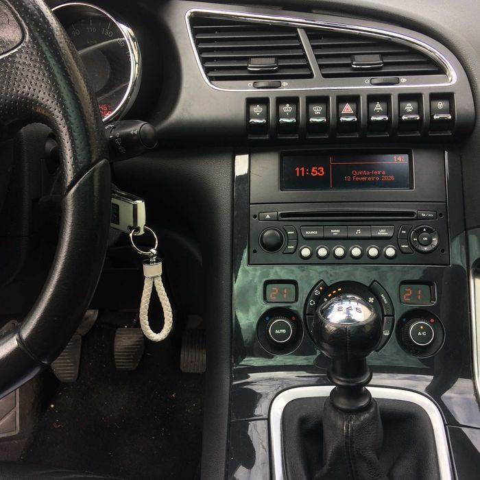 Peugeot 3008  com teto panorâmico, em bom estado de conservação