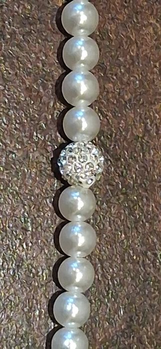 Zestaw nowej biżuterii z imitacji pereł.