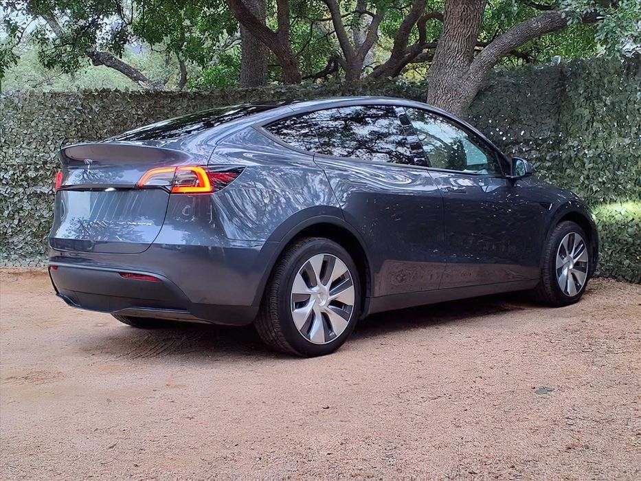 Tesla Model Y      2023