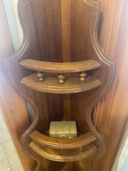 Móvel de canto em madeira