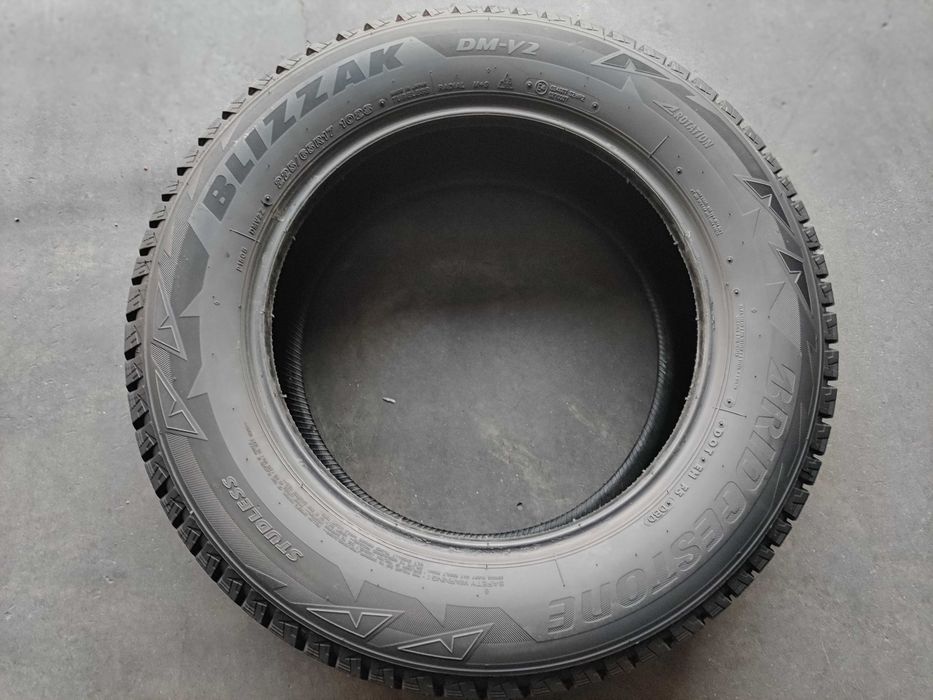 2шт R17 225 65 шини зимові Bridgestone Blizzak DM-V2 як нові 10+мм