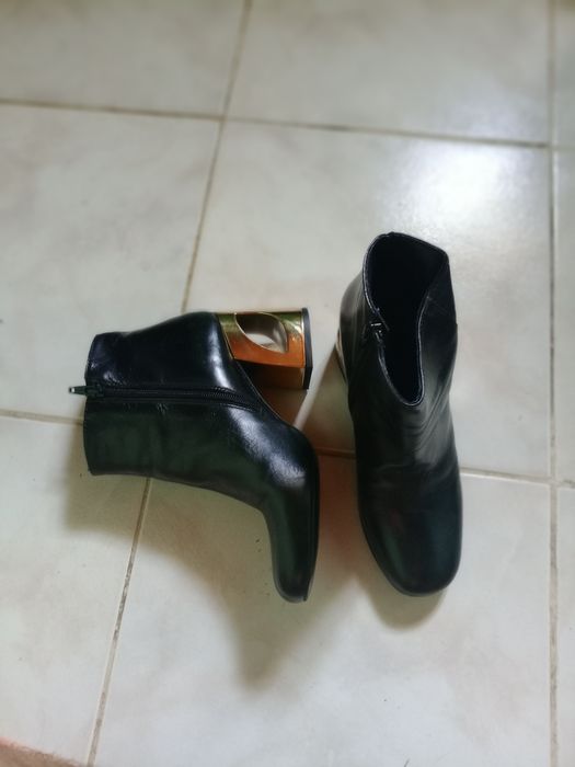 Bota preta de couro sintético com tacon dourado