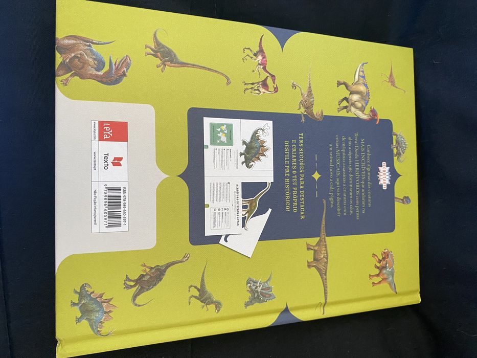 Livro “ O Mundo Assustador dos Dinossauros” - capa dura