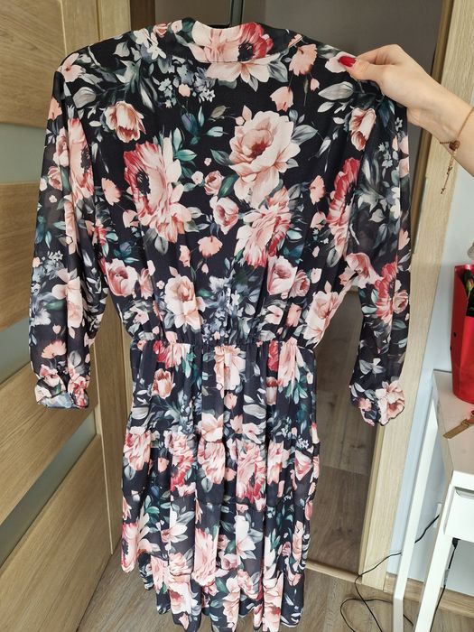 Sukienka w kwiatuszki. Nowa.