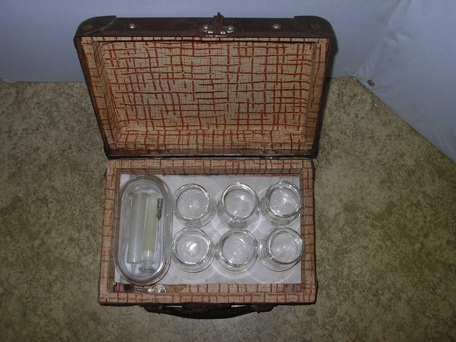 Mala Vintage, com Frascos Ventosas Antigas - Medicina