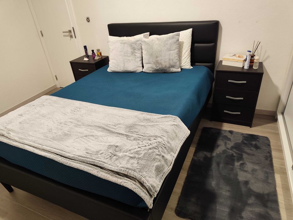 Quarto cama de casal+ mesinhas