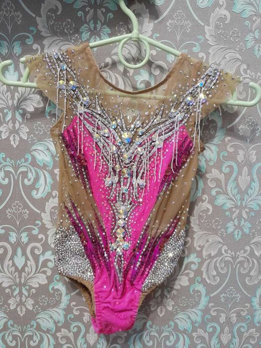 Купальник та предмети для гімнастики