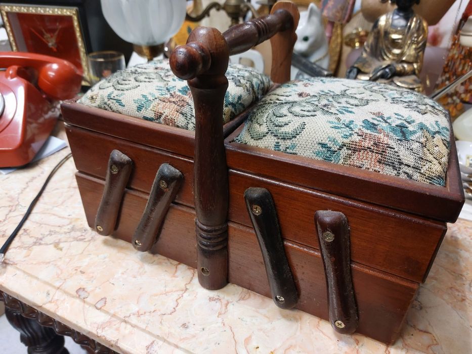 Caixa de costura de madeira articulada