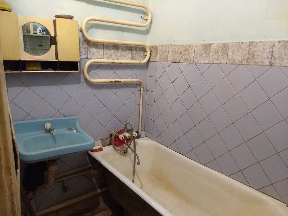 Продам реальную 1/2 часть свободного 2-хэтажного дома