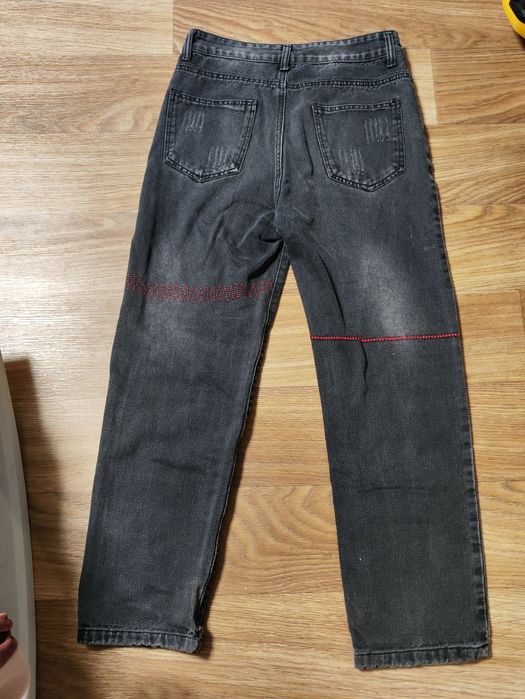 нефор джинсы с красной нашивкой