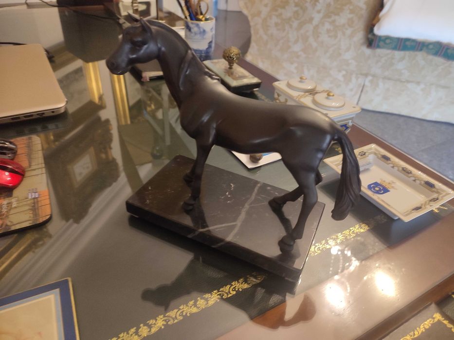 Cavalo peça de escultura base em mármore preto