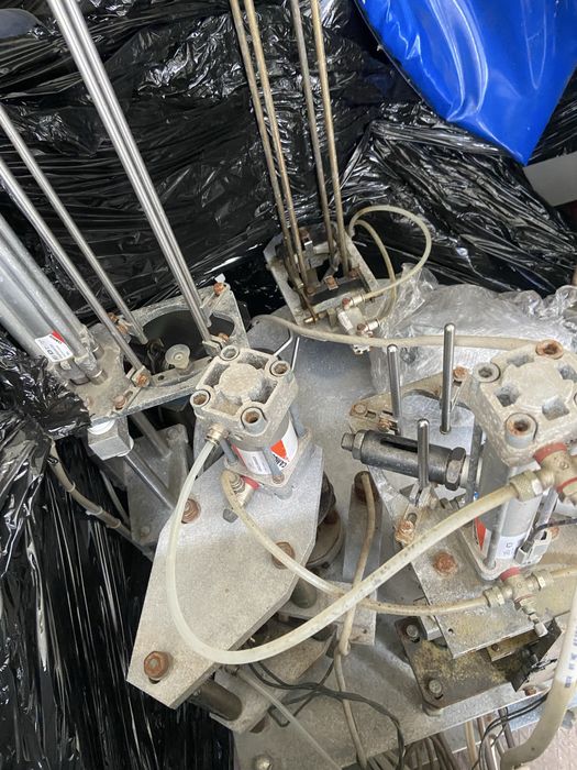 Машина для упаковки в пластиковий стаканчик рідких і в'язких продуктів