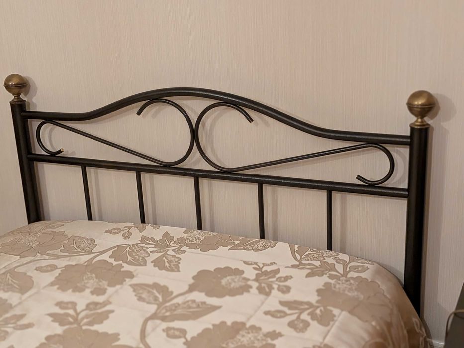Cama em ferro robusta e sem uso