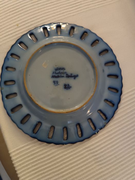 Vendo um prato das caldas da rainha antigo