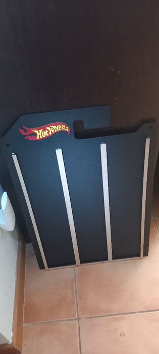 Expositor preto com divisórias em madeira e logo a cores