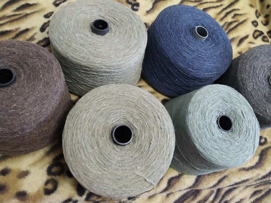 Шерстяная пряжа в бабинах