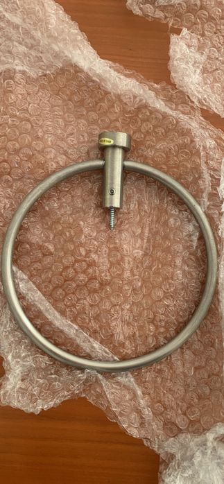 2 Toalheiros e 2  suportes de papel higiénico