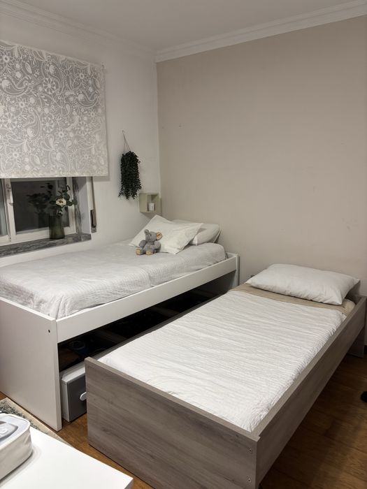 Cama individual com gavetão e gavetas de arrumação - Como nova!