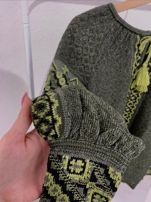 В'язана жіноча вишиванка