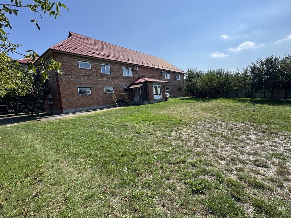 Комерційне приміщення, 585 м.кв, з ділянкою 0.14 га.