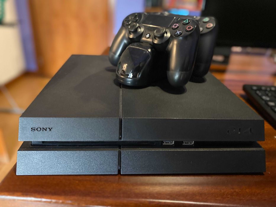 Playstation 4 com 7 jogos e dois comandos