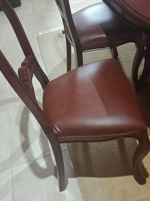 Sala jantar em mogno com raiz de nogueira