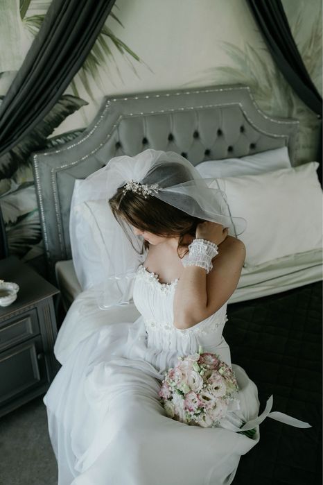 Весільна сукня біла з відкритими плечима - ніжна та зручна