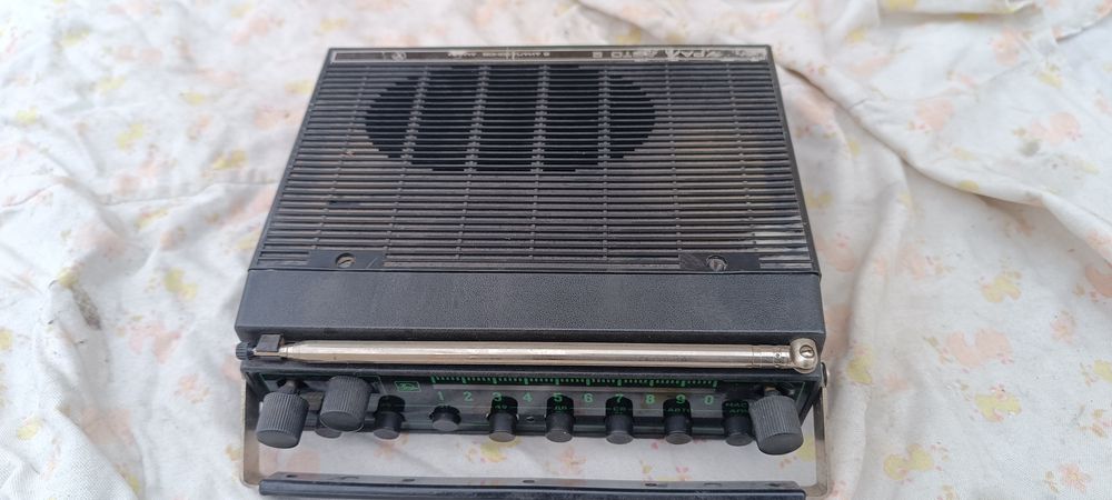 Радиоприемник авто Урал-2 .