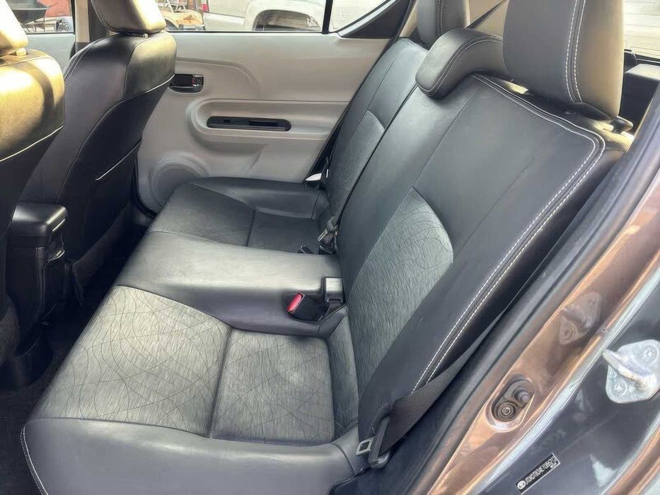 Toyota Prius c Four      2014