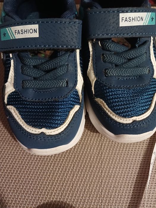 Кросівки дитячі, 24 розмір.