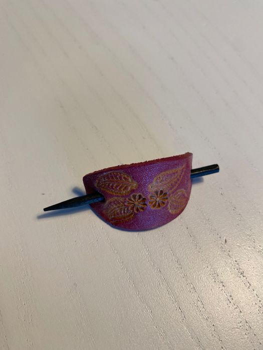 Travessão / gancho de cabelo em pele