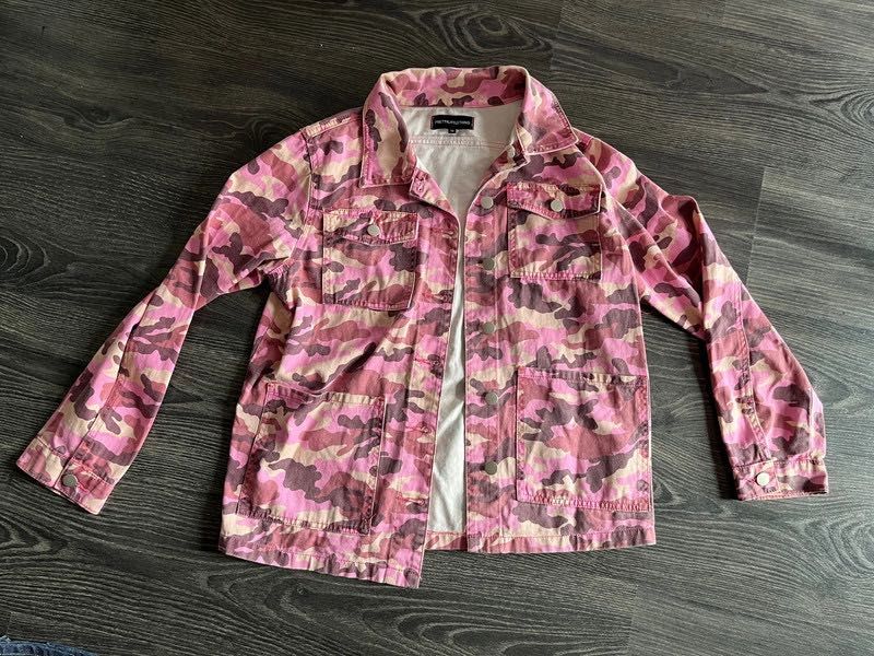 PrettyLittleThing jeansowa różowa kurtka moro