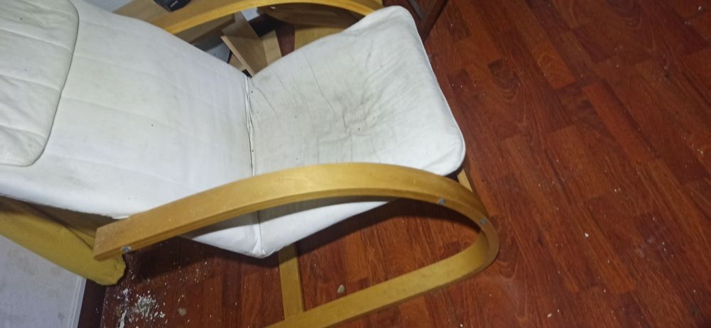 Armários, sofá e cadeira