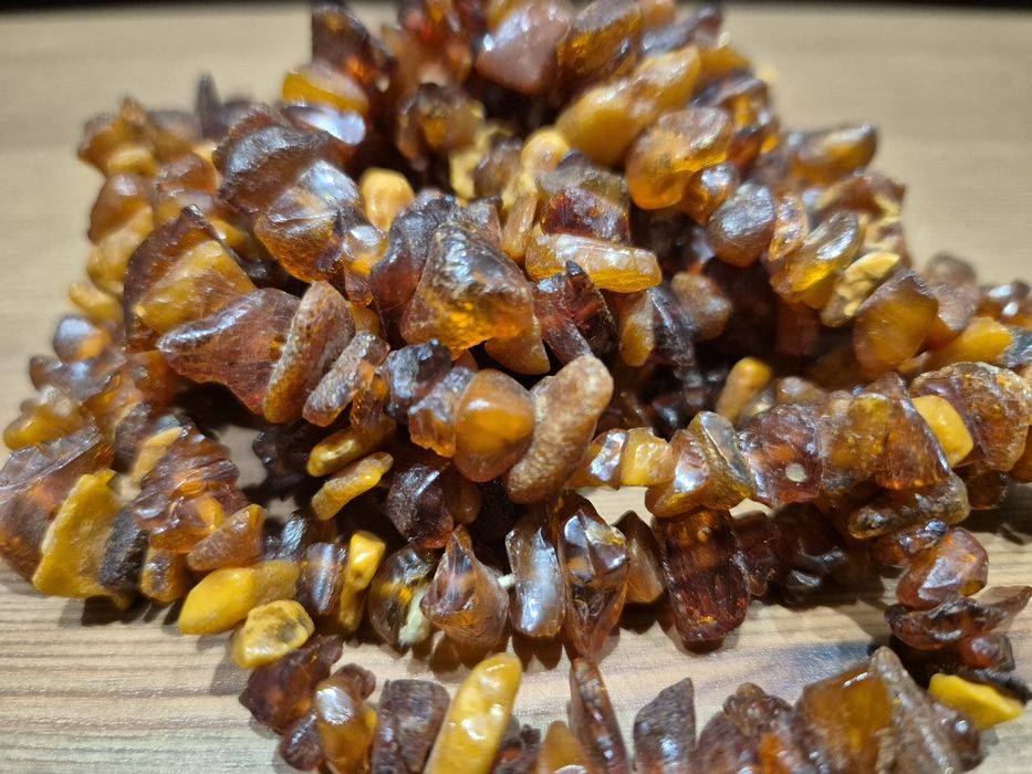 Długi naszyjnik z bursztynów