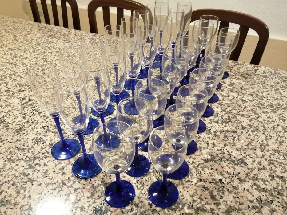 Vendo copos de champanhe e vinho