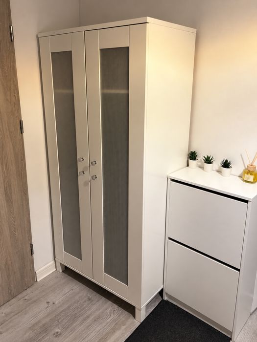 Biala szafa na nóżkach 180x81