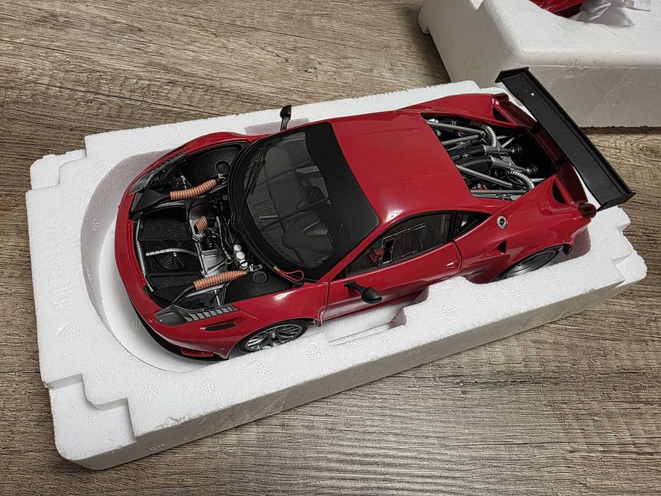 Ferrari 458 Itália GT2 - 1:18 Hot Wheels Elite