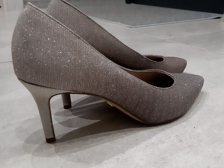 Błyszczące buty Tamaris 38/39 beżowo- srebrne