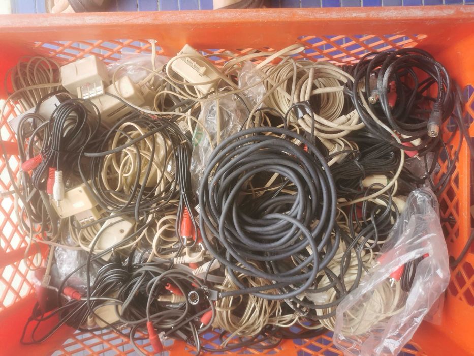 Lote de Carregadores, Cabos, Telefones, Routers, Adaptadores, Diversos