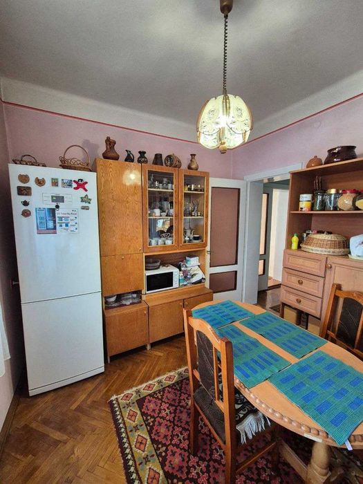 Продаж двоповерхового будинку з ділянкою та комерцією | м. Тячів