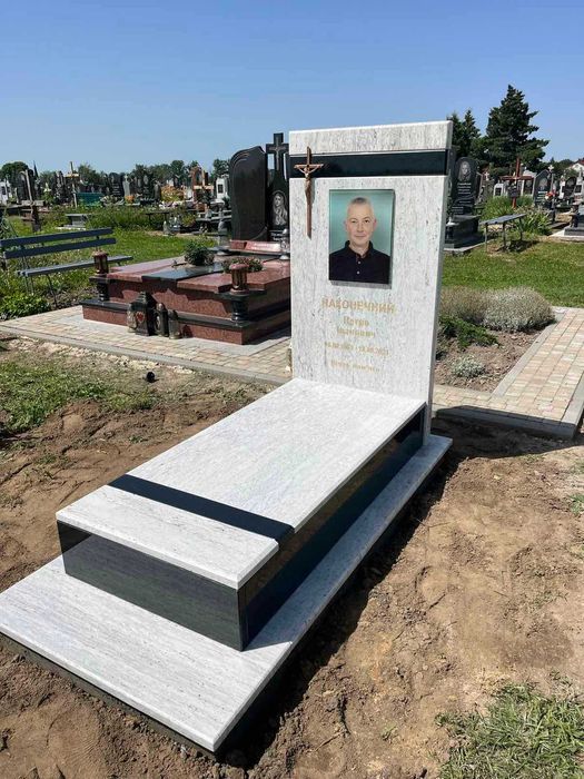 Памятники з білого граніту / мармуру | SVS-GRANIT 2025